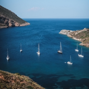 &Tau;&iota; &epsilon;ί&nu;&alpha;&iota; &gamma;&iota;&alpha; &mu;έ&nu;&alpha; &eta; &Mu;ά&nu;&eta;;
