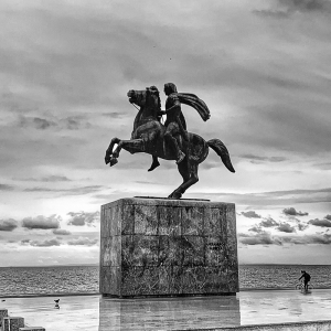 &Eta; "&alpha;&sigma;&pi;&rho;ό&mu;&alpha;&upsilon;&rho;&eta;" &Theta;&epsilon;&sigma;&sigma;&alpha;&lambda;&omicron;&nu;ί&kappa;&eta;